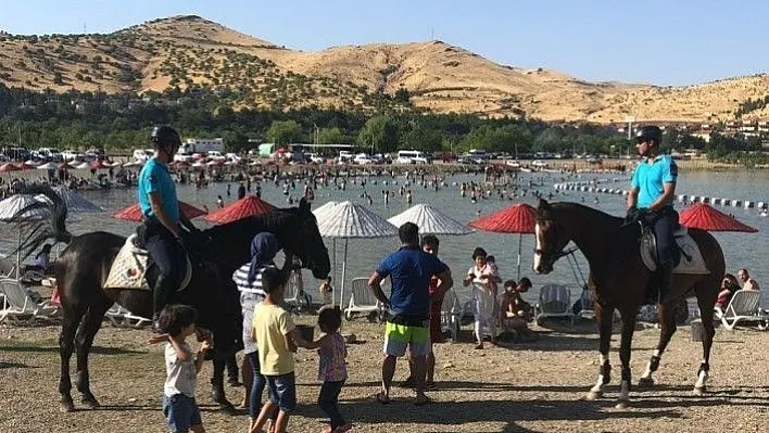 Atlı devriye,Hazar Gölü Plajı'na indi