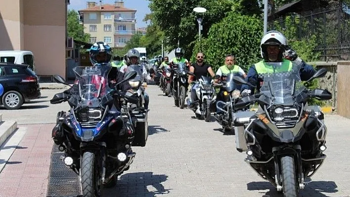 Kansere dikkat çekmek için, Motosikletle Türkiye'yi geziyorlar