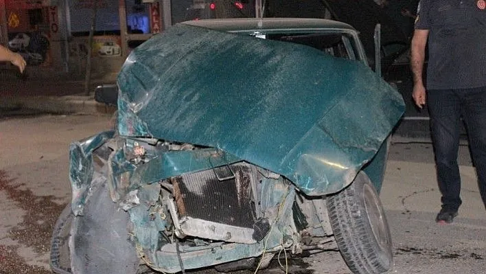 Otomobil önce refüje sonra 4 araca çarptı: 2 yaralı