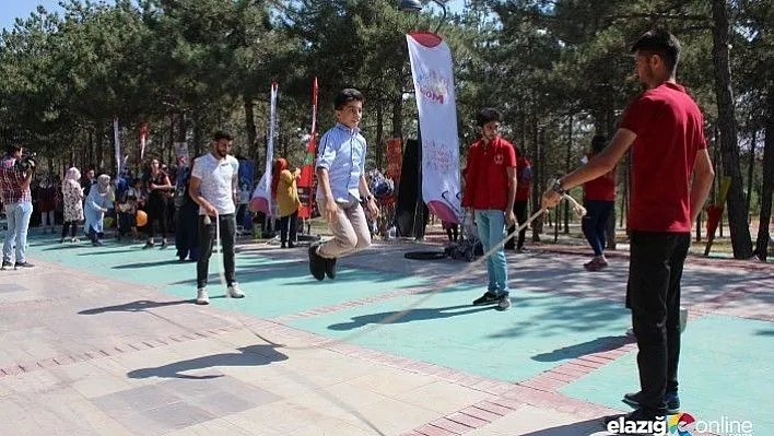 Çocuklar, unutulmaya yüz tutmuş oyunlarla şenlendi