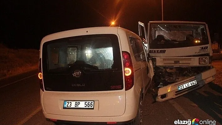 Elazığ'da pikap ile hafif ticari araç çarpıştı: 6 yaralı