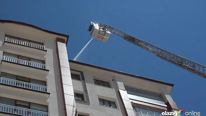Elazığ'da 12 katlı binanın çatı katında yangın