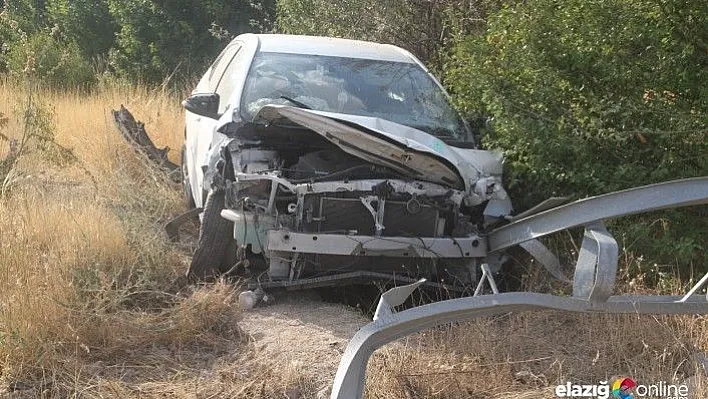Elazığ'da otomobil direğe çarptı: 1'i çocuk 3 yaralı