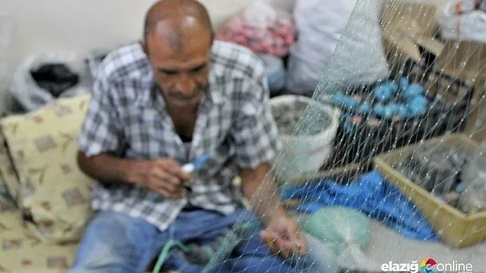 Zekeriya Çelik 25 yıldır balık ağlarını eliyle örüyor