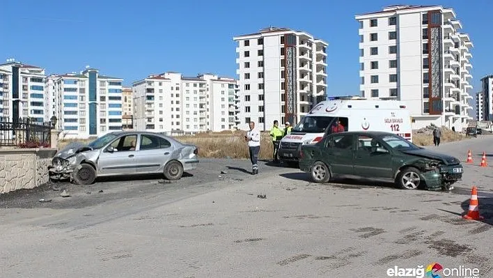 Elazığ'da iki otomobil çapıştı: 12 yaralı