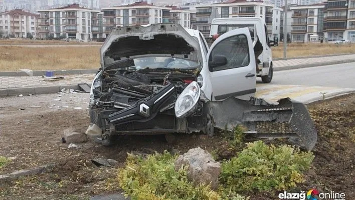 Elazığ'da midibüs ile ticari araç çarpıştı: 1 yaralı