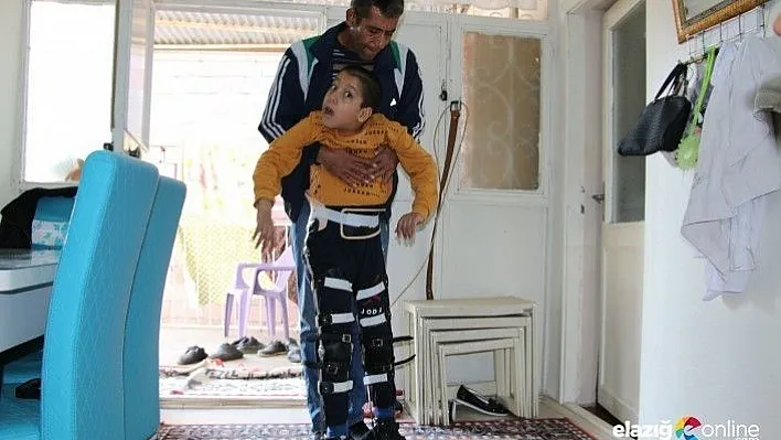 15 yaşındaki Gazi, bacaklarına takılan destek cihazı ile az da olsa rahat etti