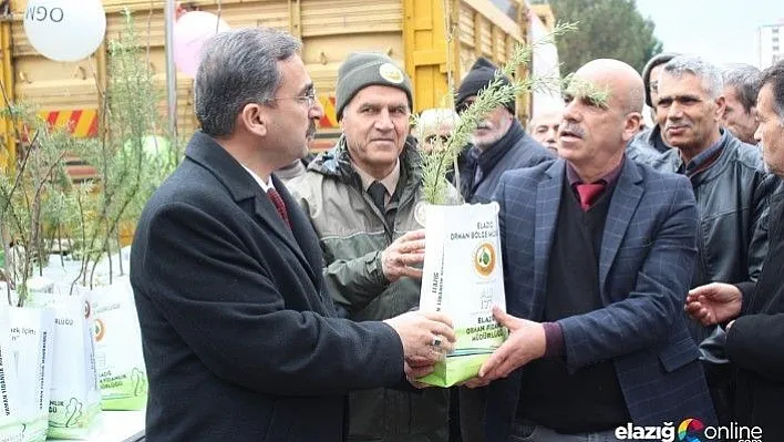 &quotAğaç kesme, fidan dik" sloganı ile 2 bin 20 fidan dağıtıldı