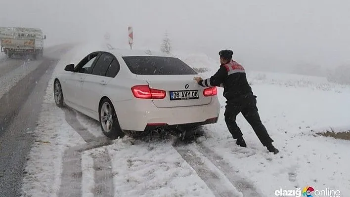 Karda mahsur kalan ailenin yardımına jandarma yetişti