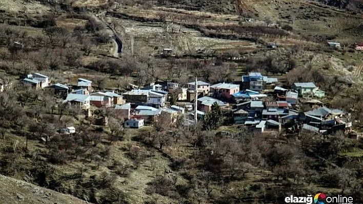 Çevrimtaş köyünde evlerin bir kısmı yıkılırken tamamı hasar gördü
