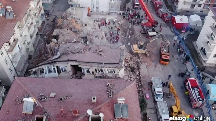 Deprem alanında sabahın ilk ışıklarıyla aramalara devam edildi
