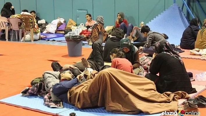 Depremzedeler geceyi spor salonunda geçiriyor