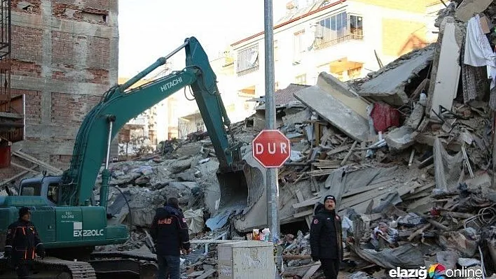 Enkaz altındaki 65 yaşındaki kadına ulaşılmaya çalışılıyor