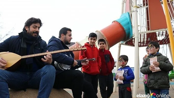 Gönüllü öğretmen kardeşler, depremzede çocukları mutlu ediyor