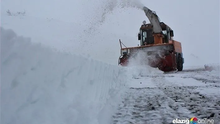 Kar 136 köy yolunu ulaşıma kapattı