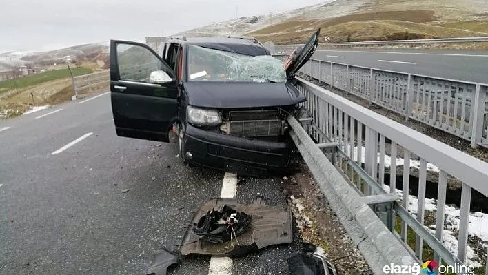 Minibüs bariyere çarptı: 3 yaralı