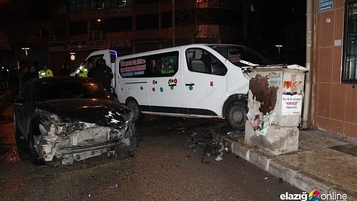Minibüs ile otomobil çarpıştı: 3 yaralı