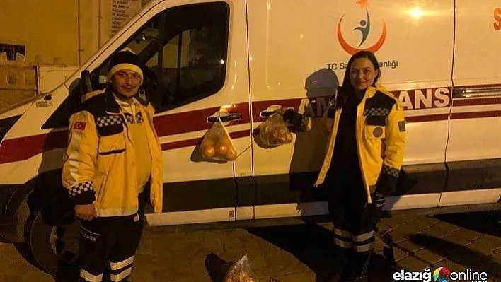 Sağlıkçılar için ambulans kapısına meyve poşeti astılar