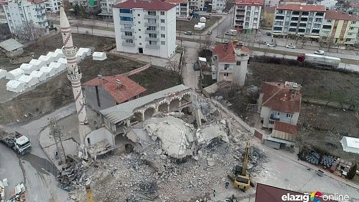 Depremde ağır hasar alan cami böyle çöktü