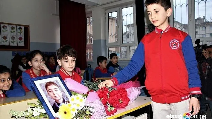 Depremde hayatını kaybeden Muhammed'in masasına çiçekler bırakıldı