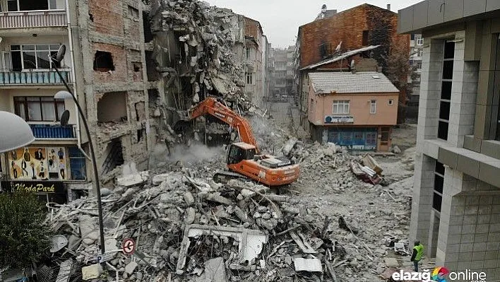 Depremin vurduğu Elazığ'da 23 noktada yıkım sürüyor