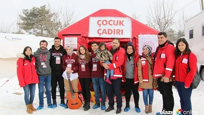 Depremzede çocuklara gönüllü öğrencilerinden destek