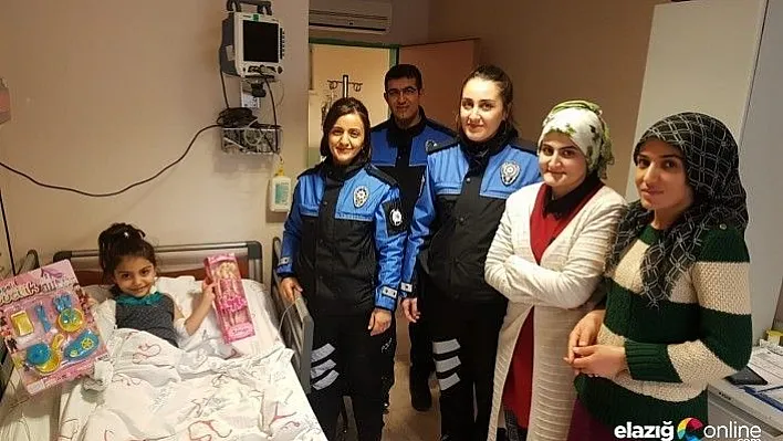 Depremzede Hira Nur'a polislerden moral ziyareti