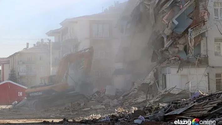 Elazığ'da depremde hasar gören bina çöktü