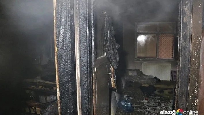 Elazığ'da ev yangını, 5 kişi dumandan etkilendi