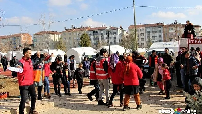 Gönüllüler, çocukların depremin etkisinden kurtulmasına aracılık ediyor