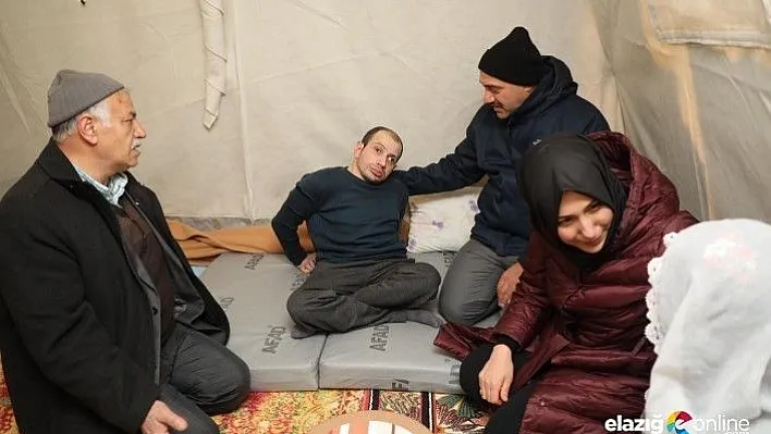 Kaldırım çifti, çadırda kalan depremzedeleri ziyaret etti