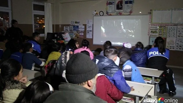 Polislerden depremzede çocuklara özel sinema etkinliği
