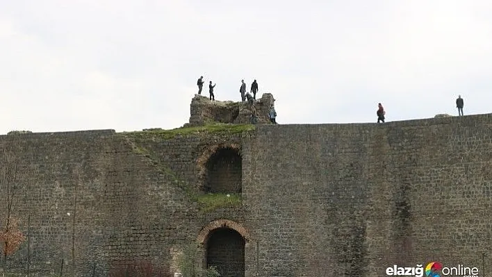 Diyarbakır surlarında 'selfie' çılgınlığının önüne geçilemiyor