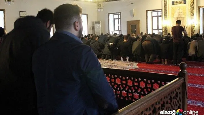 Elazığ'da da cemaatle geçici bir süreliğine son namaz kılındı