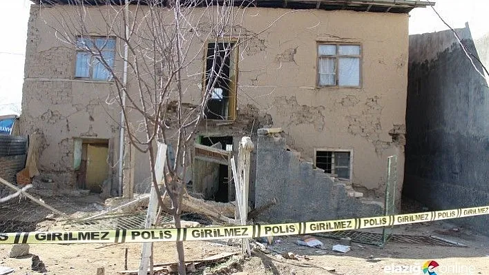 Elazığ'da evin balkonu yıkıldı: 1 ölü