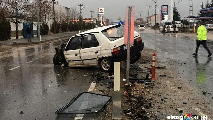 İki otomobil çarpıştı, kaza anı kameraya yansıdı