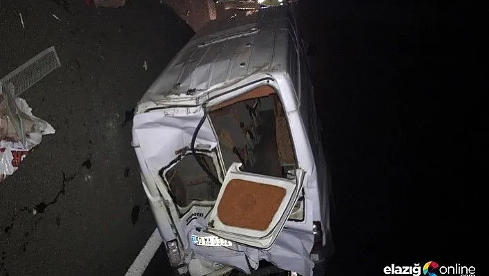 Kaçak göçmen taşıyan ticari minibüs kaza yaptı: 5'i ağır 21 yaralı