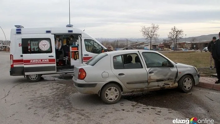 Minibüs ile otomobil çarpıştı: 1'i çocuk 4 yaralı
