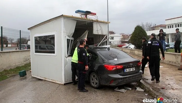 Otomobil güvenlik kulübesine girdi: 5 yaralı