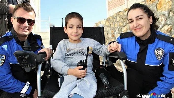 Polis hayranı küçük Efraim, akülü aracına kavuştu