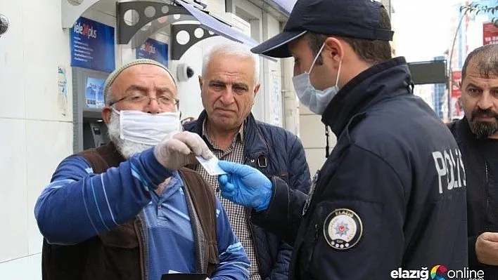 Polis, sokağa çıkan 65 yaş üstü için nöbette