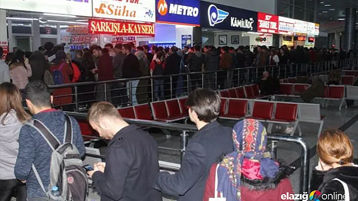 Tatili duyan gençler otogarlara akın etti!