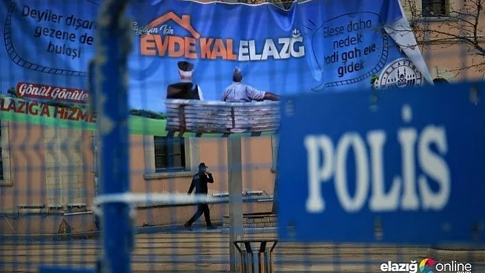 Uyarılar dinlenmeyince, polis meydanı barikatla kapattı