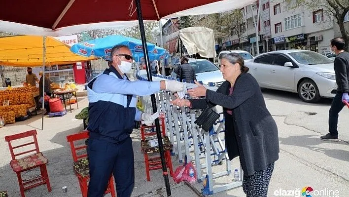 Belediye ekipleri hem denetim yaptı hemde ücretsiz maske dağıttı