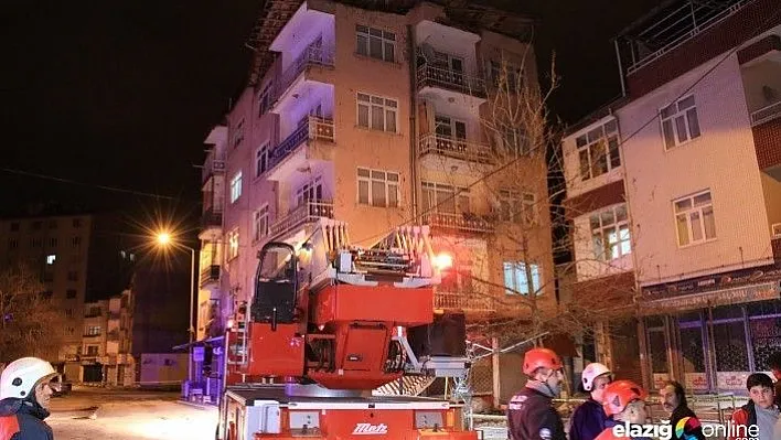 Çatısında çökme yaşanan bina tahliye edildi