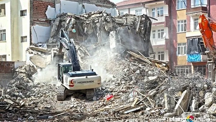 Depremde hasar gören bir mahallede daha yıkım başladı