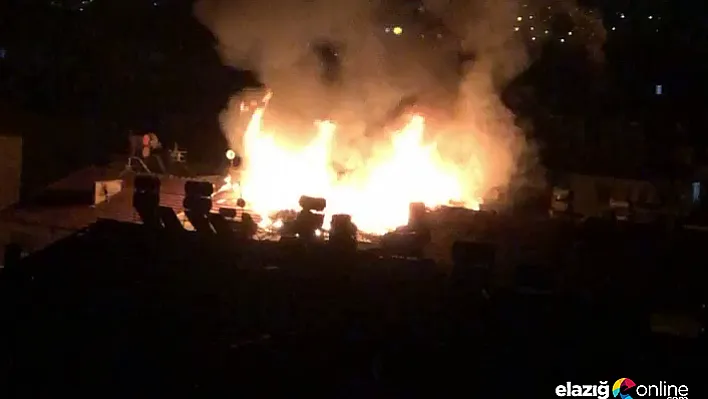 Elazığ'da bir binanın çatısında yangın çıktı