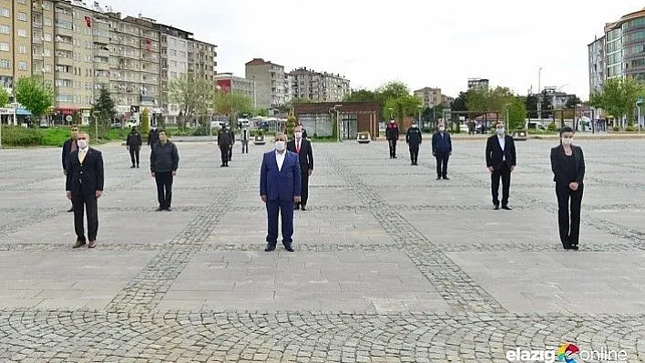 Elazığ'da sosyal mesafeli 23 Nisan kutlaması