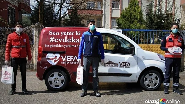 Elazığ'da evde kalan gençlere &quotKitap" servisi