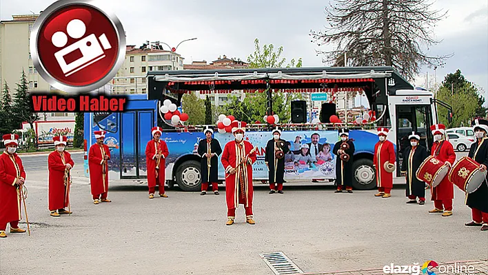 Gakkobüslü, mehteranlı 23 Nisan coşkusu